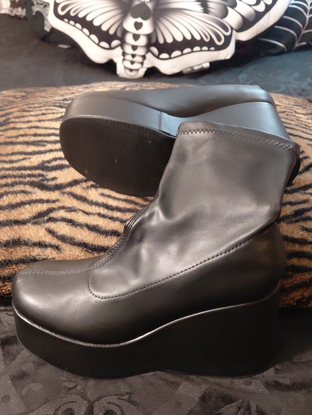 SODA size 11 Black Wedge Plateform Ankle Boots - Easy Pull On Euc